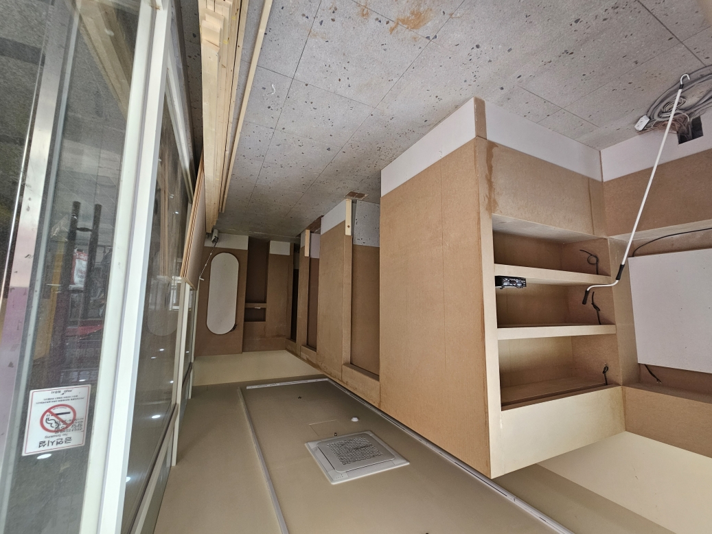 매장 인테리어 공사 : 3호점 인테리어 공사 도중 촬영한 사진